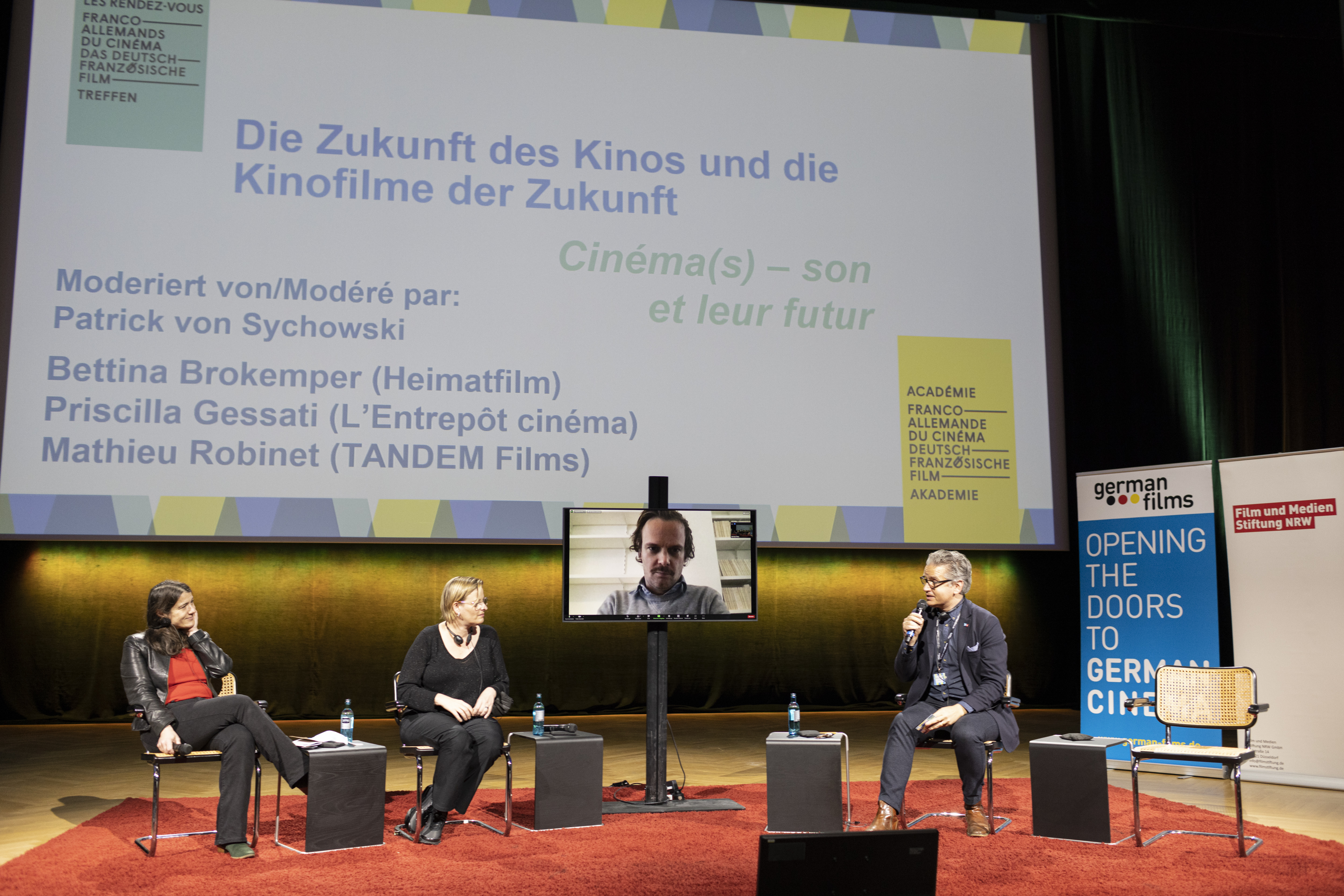 Report on the 19th Franco-German Film Meetings - Priscilla Gessati (L’Entrepôt cinéma), Bettina Brokemper (Heimatfilm), Mathieu Robinet (Tandem Films) évoquent le futur du cinéma et des cinémas avec Patrick von Sychovski. - © Ralph Sondermann Report on the 19th Franco-German Film Meetings - Priscilla Gessati (L’Entrepôt cinéma), Bettina Brokemper (Heimatfilm), Mathieu Robinet (Tandem Films) évoquent le futur du cinéma et des cinémas avec Patrick von Sychovski. - © Ralph Sondermann