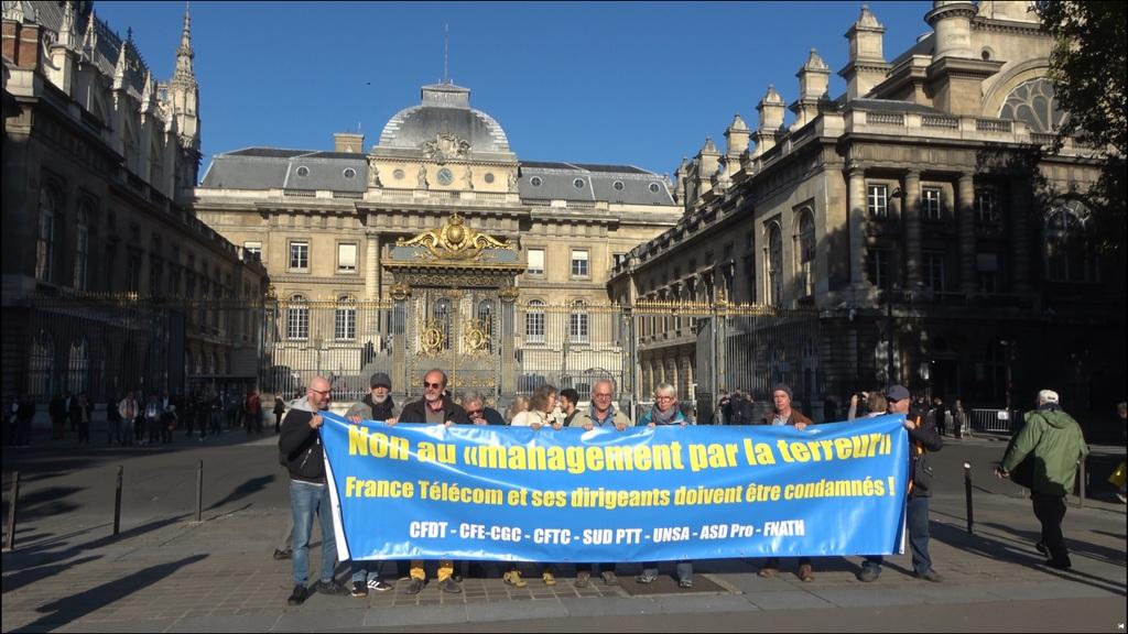 Par la fenêtre ou par la porte Par la fenêtre ou par la porte
