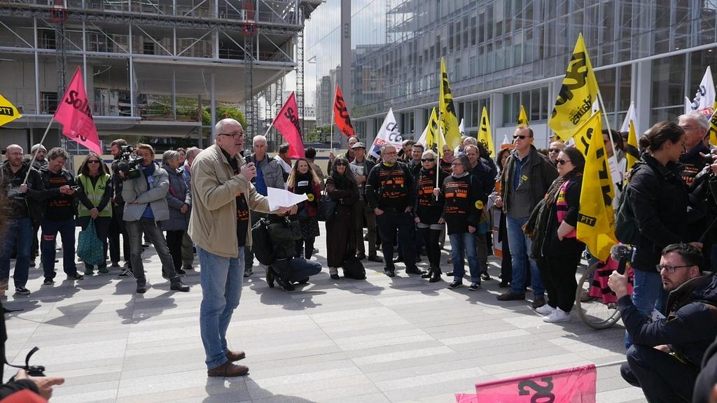 Par la fenêtre ou par la porte Par la fenêtre ou par la porte