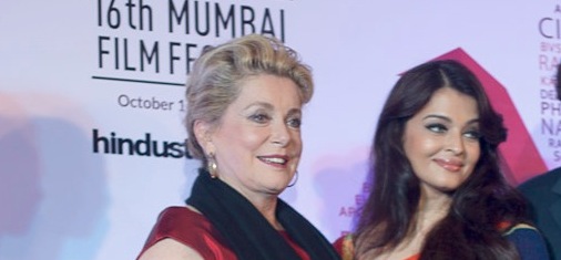 Catherine Deneuve très touchée par l'hommage reçu au Festival de Mumbai - © Raphaël Neal Catherine Deneuve très touchée par l'hommage reçu au Festival de Mumbai - © Raphaël Neal