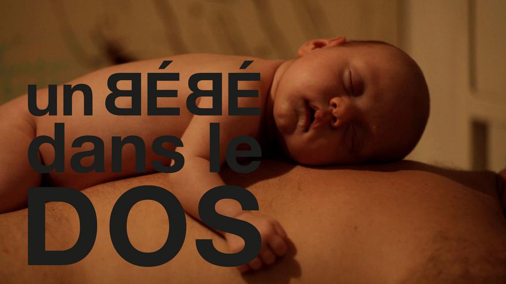 Un bébé dans le dos Un bébé dans le dos