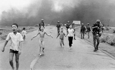La Petite Fille au napalm, histoire d'une photographie - © Associated Press Nick Ut La Petite Fille au napalm, histoire d'une photographie - © Associated Press Nick Ut