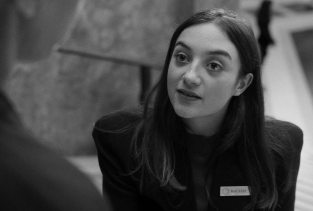 Deux personnes échangeant de la salive Deux personnes échangeant de la salive