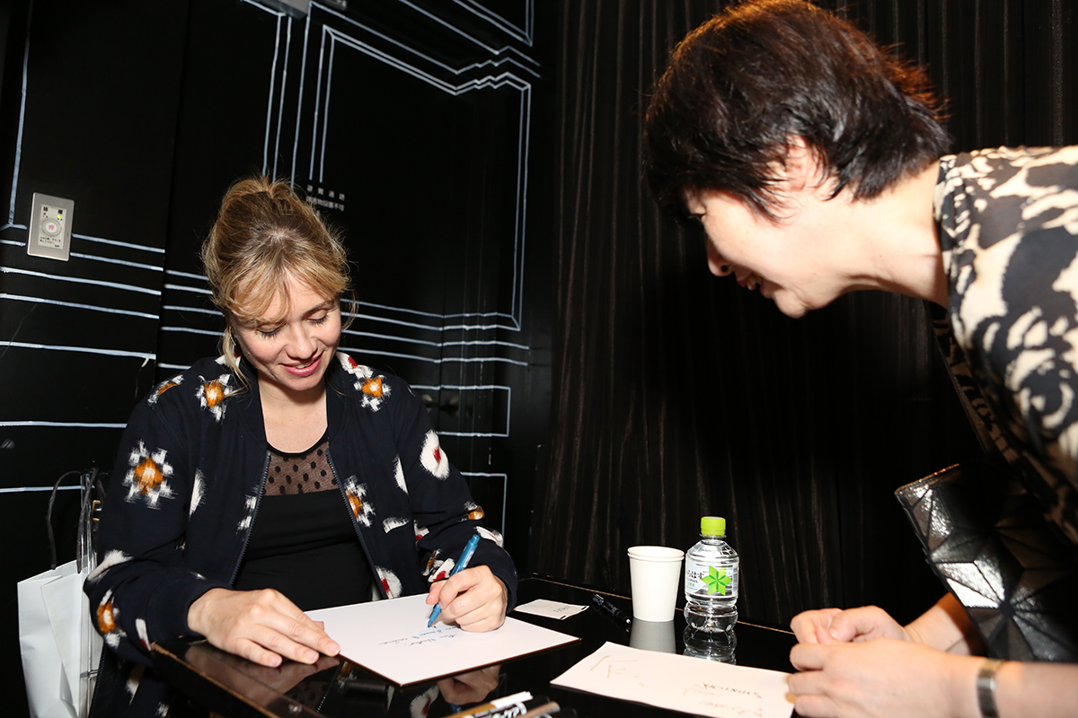 Portfolio - Séance d'autographes de Katell Quillévéré - © Rumi Shirahata Portfolio - Séance d'autographes de Katell Quillévéré - © Rumi Shirahata