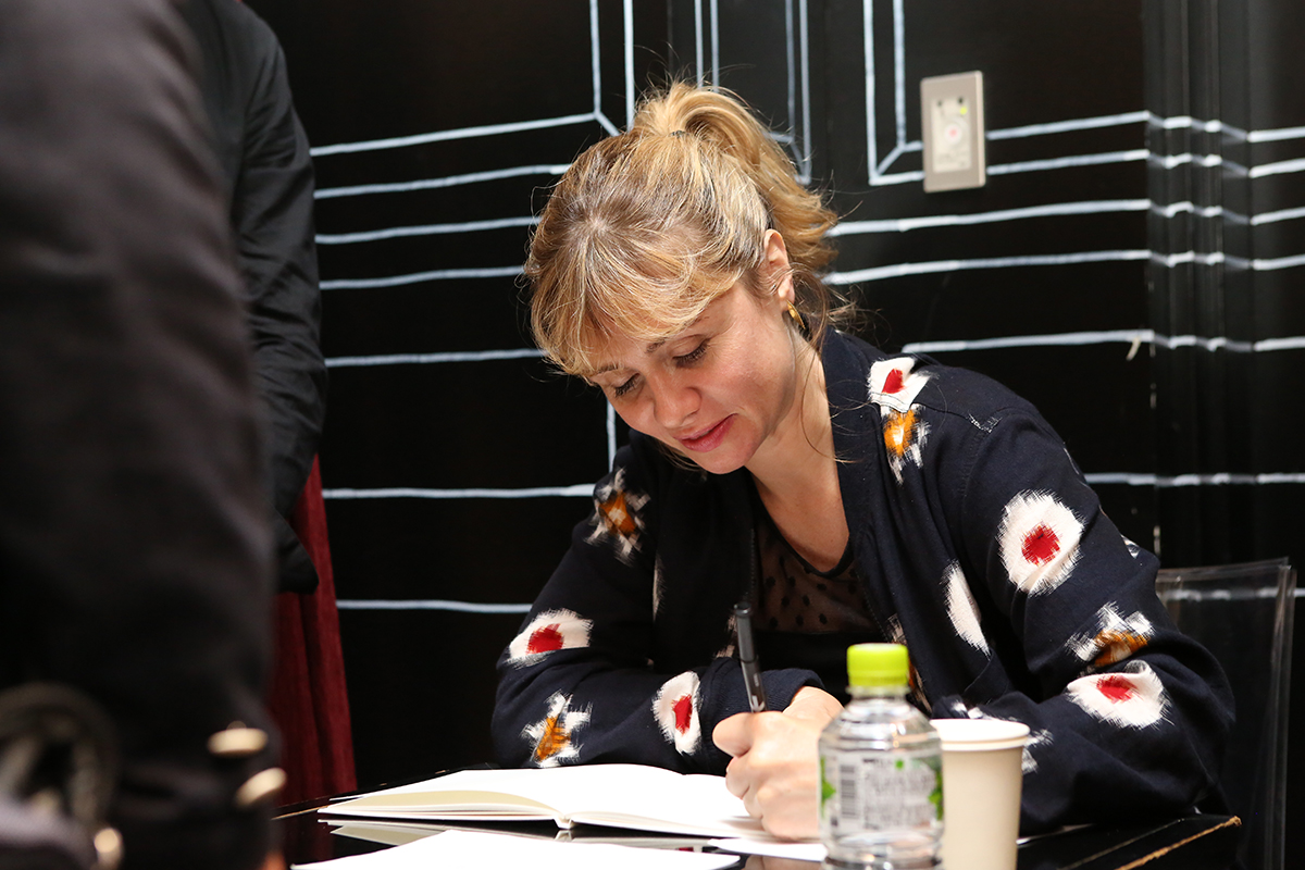 Portfolio - Séance d'autographes de Katell Quillévéré - © Rumi Shirahata Portfolio - Séance d'autographes de Katell Quillévéré - © Rumi Shirahata