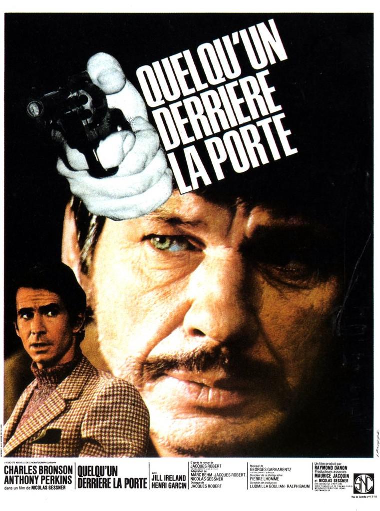 Quelqu'un derrière la porte Quelqu'un derrière la porte