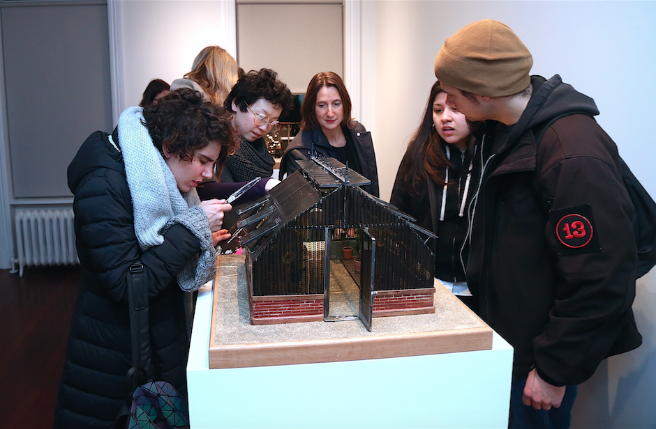 Portfolio - Une installation d'objets fabriqués avec de la pellicule 8mm, exposition Agnès Varda Portfolio - Une installation d'objets fabriqués avec de la pellicule 8mm, exposition Agnès Varda