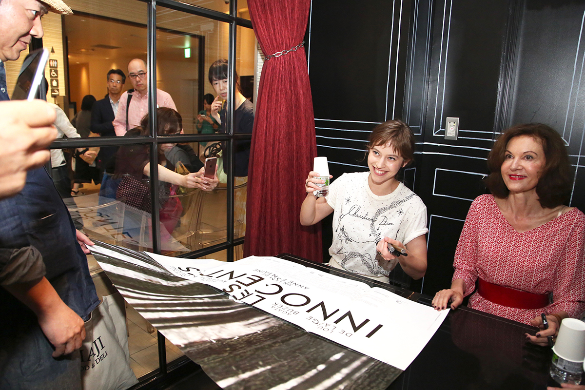 Portfolio - Séance d'autographes pour Lou de Laâge et Anne Fontaine - © Rumi Shirahata Portfolio - Séance d'autographes pour Lou de Laâge et Anne Fontaine - © Rumi Shirahata