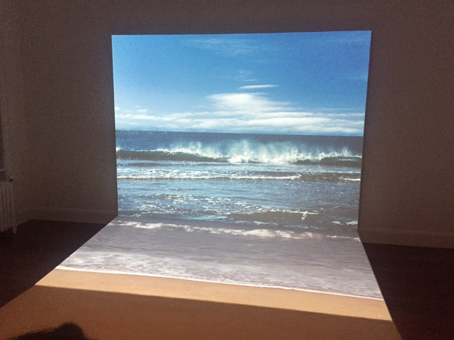 Portfolio - Vidéo, photo et sable... Une installation hypnotique d'Agnès Varda Portfolio - Vidéo, photo et sable... Une installation hypnotique d'Agnès Varda