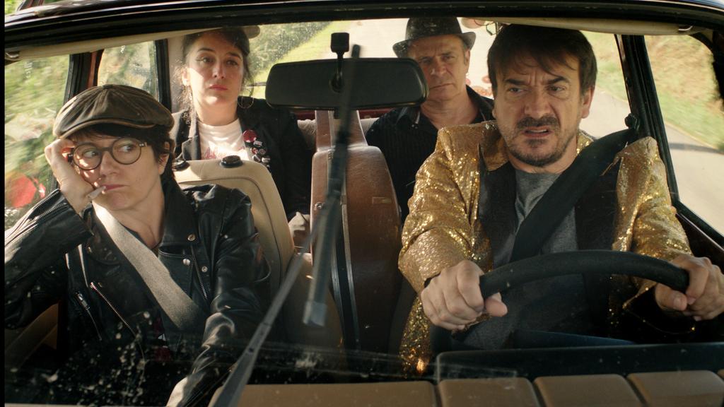 Six pieds sous terre Six pieds sous terre