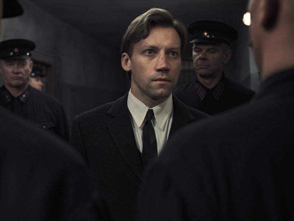 Dos fiscales - © Andrejs Strokins - SBS Productions