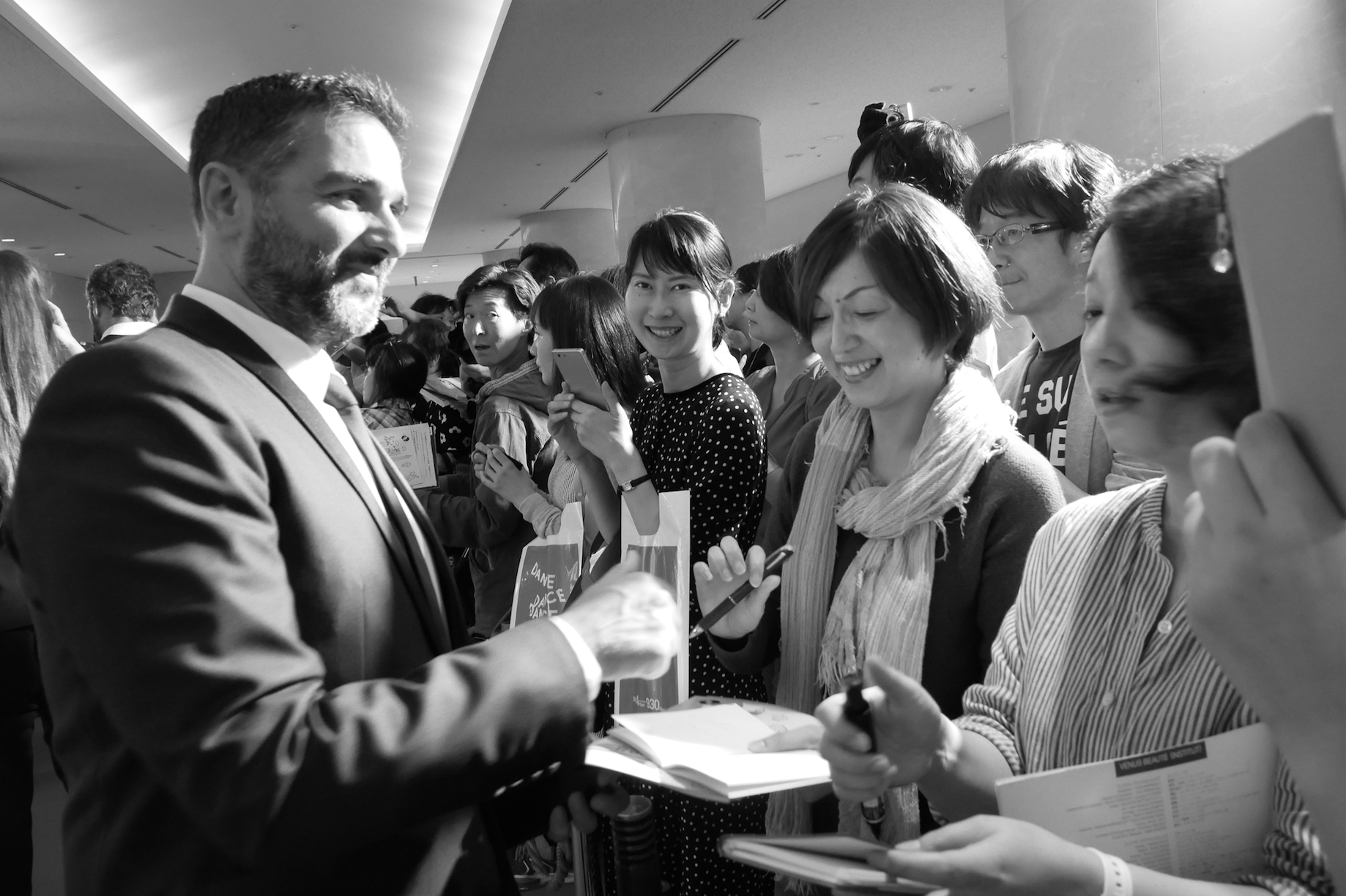 21 juin - Ouverture du 26e Festival du Film Français au Japon - Olivier Nakache en signature - © S. Cauchon/UniFrance 21 juin - Ouverture du 26e Festival du Film Français au Japon - Olivier Nakache en signature - © S. Cauchon/UniFrance