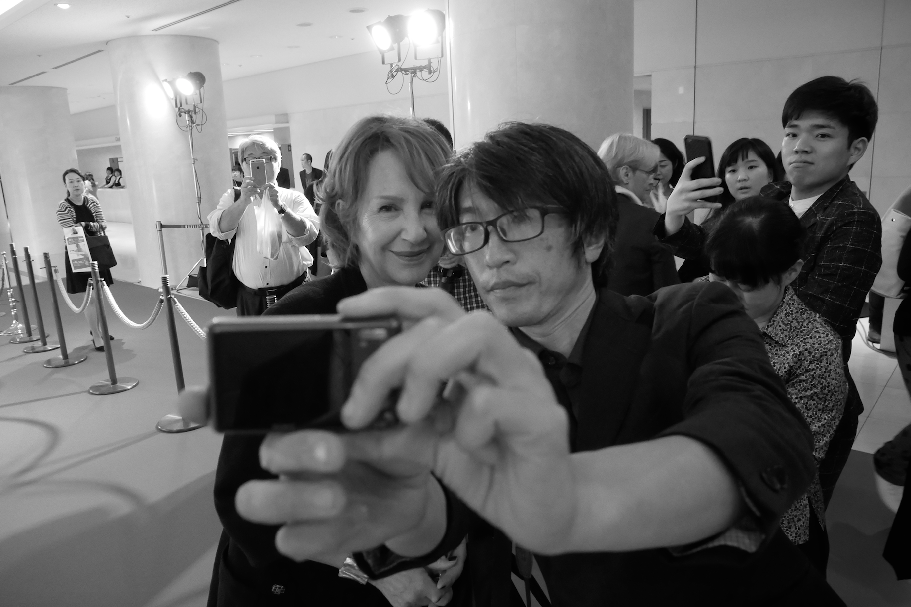 21 juin - Ouverture du 26e Festival du Film Français au Japon - Un selfie avec Nathalie Baye - © S. Cauchon/UniFrance 21 juin - Ouverture du 26e Festival du Film Français au Japon - Un selfie avec Nathalie Baye - © S. Cauchon/UniFrance