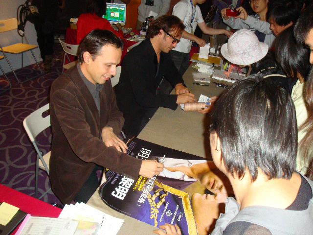 Los festivales de Extremo Oriente abren sus puertas al cine francés - Denis Dercourt/Vincent Perez en dédicace - © Unifrance.org Los festivales de Extremo Oriente abren sus puertas al cine francés - Denis Dercourt/Vincent Perez en dédicace - © Unifrance.org