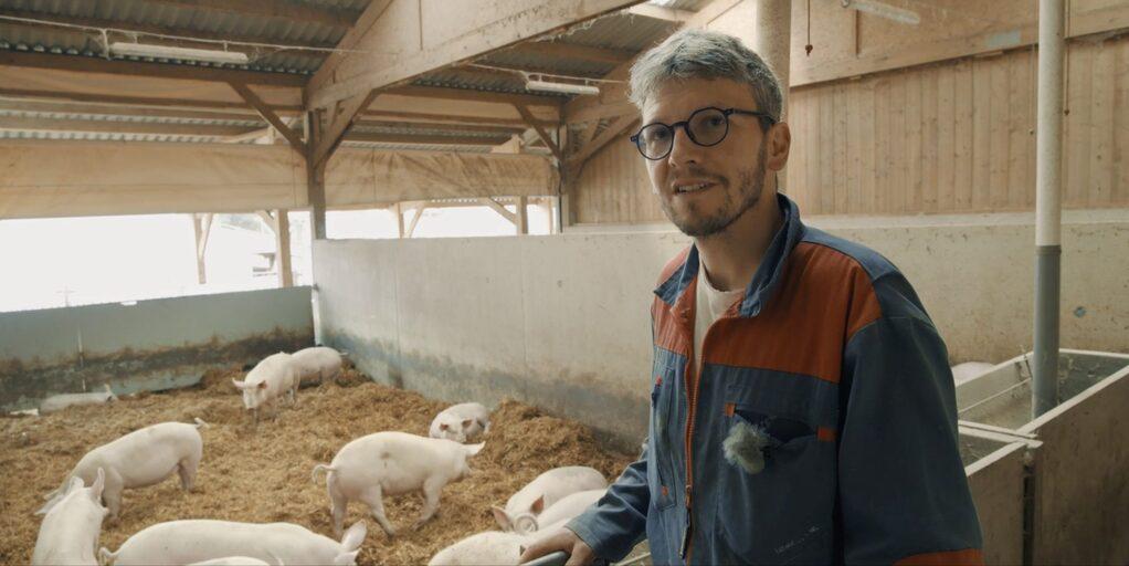 Sur la paille - &copy; Olivier Tangy - Haut et Court Doc