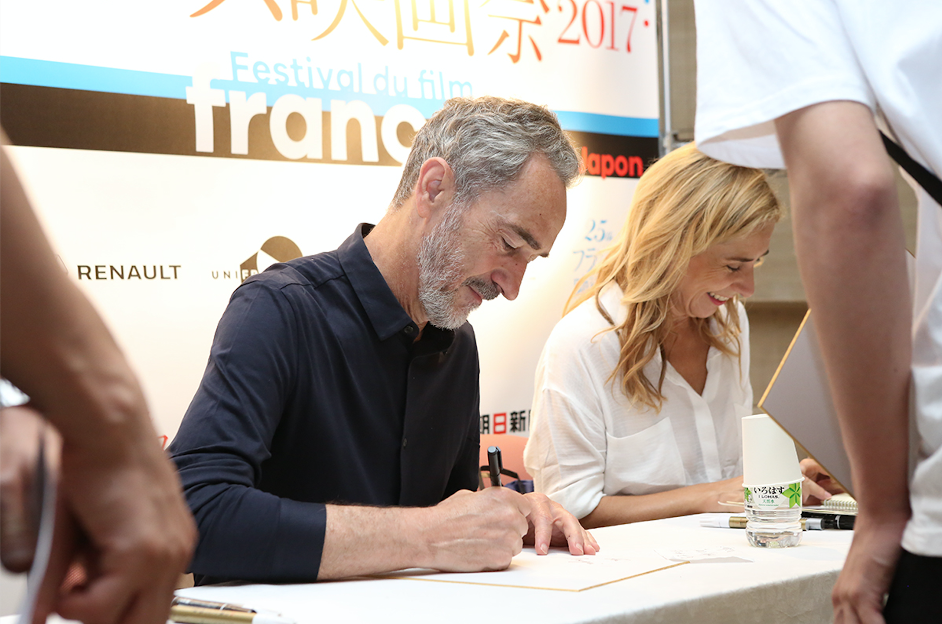Portfolio - Séance de dédicaces de Valérie Muller et Angelin Preljocaj - © Rumi Shirahata Portfolio - Séance de dédicaces de Valérie Muller et Angelin Preljocaj - © Rumi Shirahata