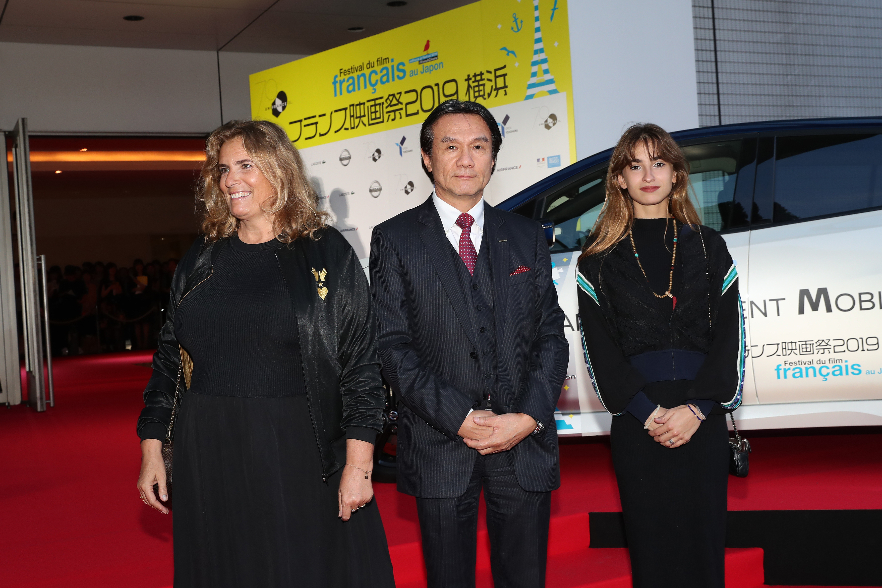 20 de junio – Inauguración del 27° Festival de Cine Francés de Japón - Lisa Azuelos et Thaïs Alessandrin entourent Hitoshi Kawaguchi, vice-président de Nissan - © Laurent Campus 20 de junio – Inauguración del 27° Festival de Cine Francés de Japón - Lisa Azuelos et Thaïs Alessandrin entourent Hitoshi Kawaguchi, vice-président de Nissan - © Laurent Campus