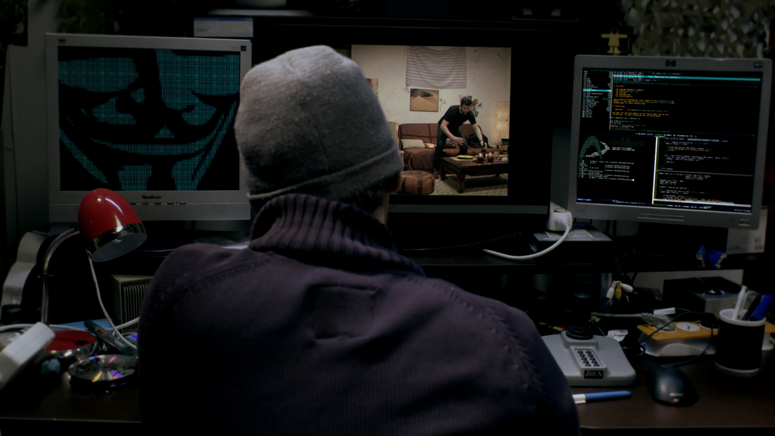 Семья вечером. Under watching. Проектор на природе. Открытый кинотеатр. Семья на диване.