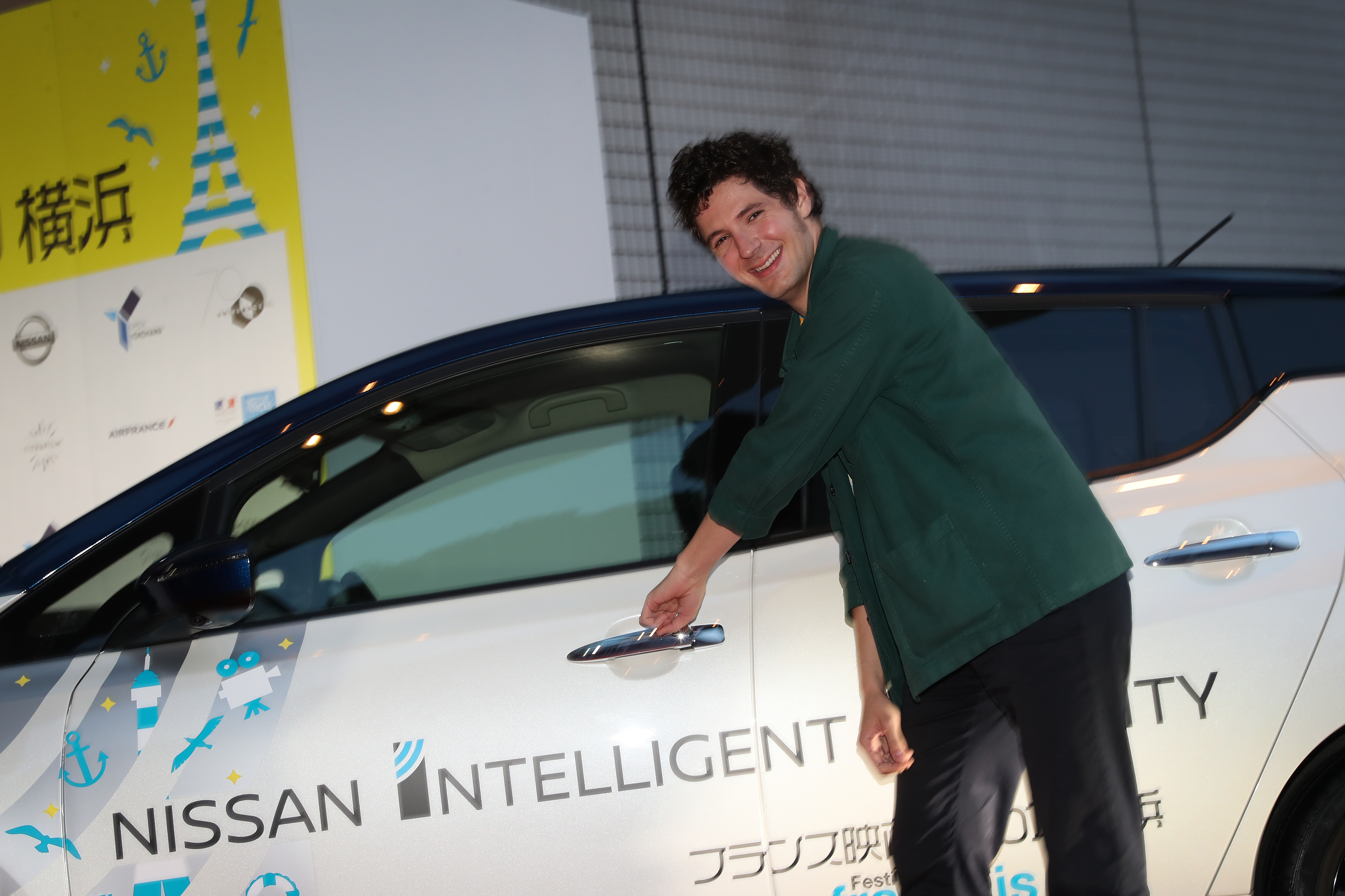 20 de junio – Inauguración del 27° Festival de Cine Francés de Japón - Vincent Lacoste et la Nissan Leaf, voiture officielle du Festival - © Laurent Campus 20 de junio – Inauguración del 27° Festival de Cine Francés de Japón - Vincent Lacoste et la Nissan Leaf, voiture officielle du Festival - © Laurent Campus