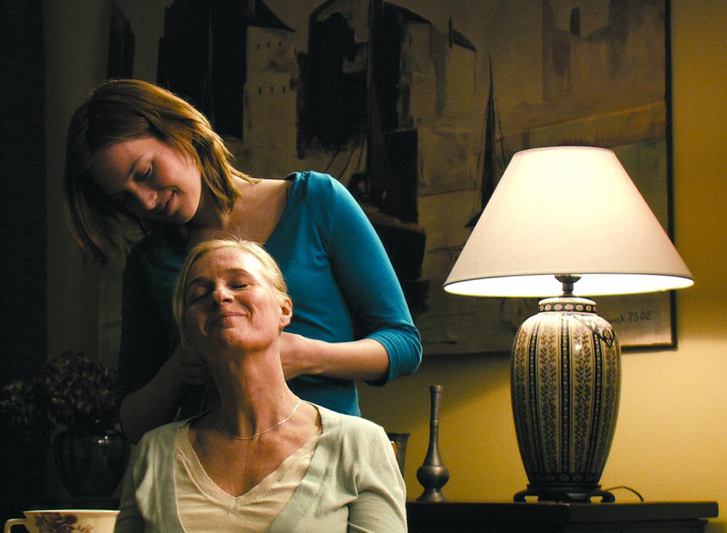 Elle ne pleure pas, elle chante Elle ne pleure pas, elle chante