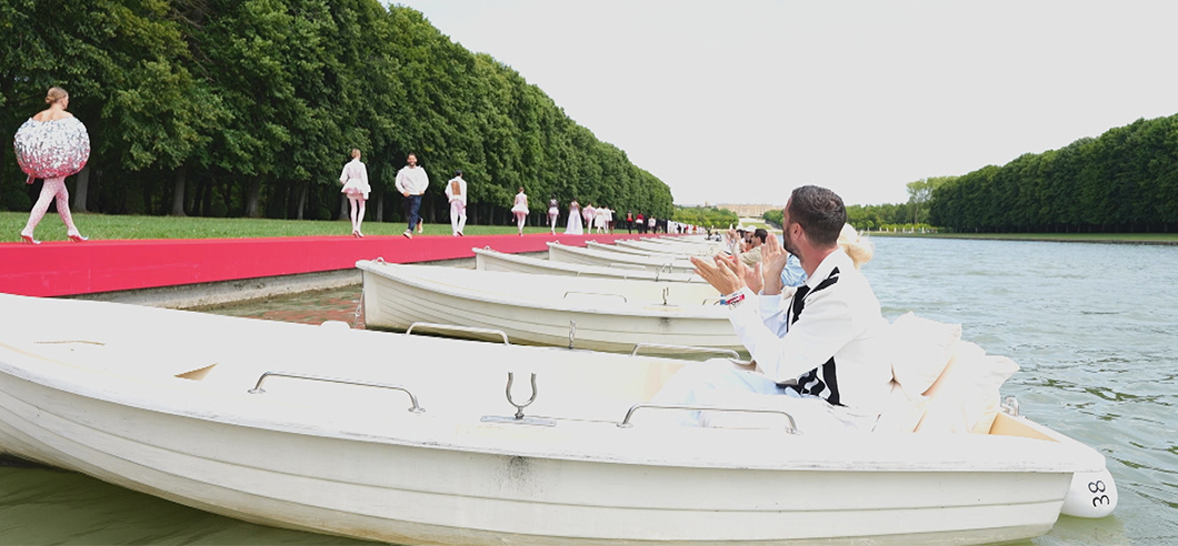 Deux portraits intimes de deux créateurs de mode, pour un accès exclusif à l’envers du décor du luxe français Deux portraits intimes de deux créateurs de mode, pour un accès exclusif à l’envers du décor du luxe français