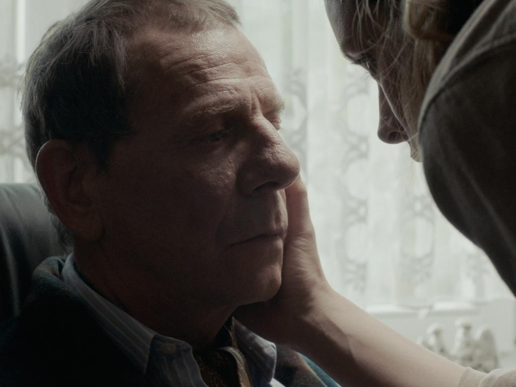 Lucienne mange une auto Lucienne mange une auto