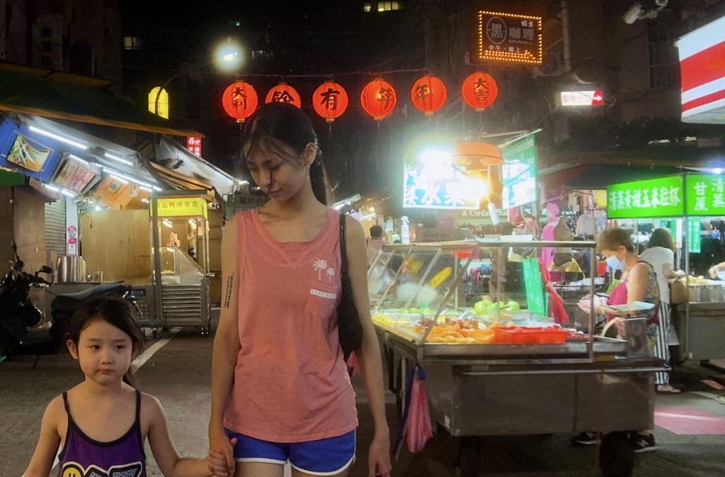 Left-Handed Girl