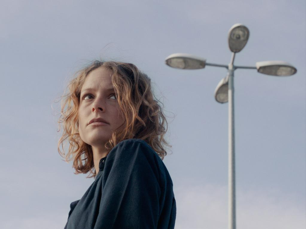 Lucienne mange une auto Lucienne mange une auto