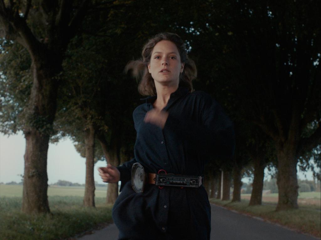 Lucienne mange une auto Lucienne mange une auto