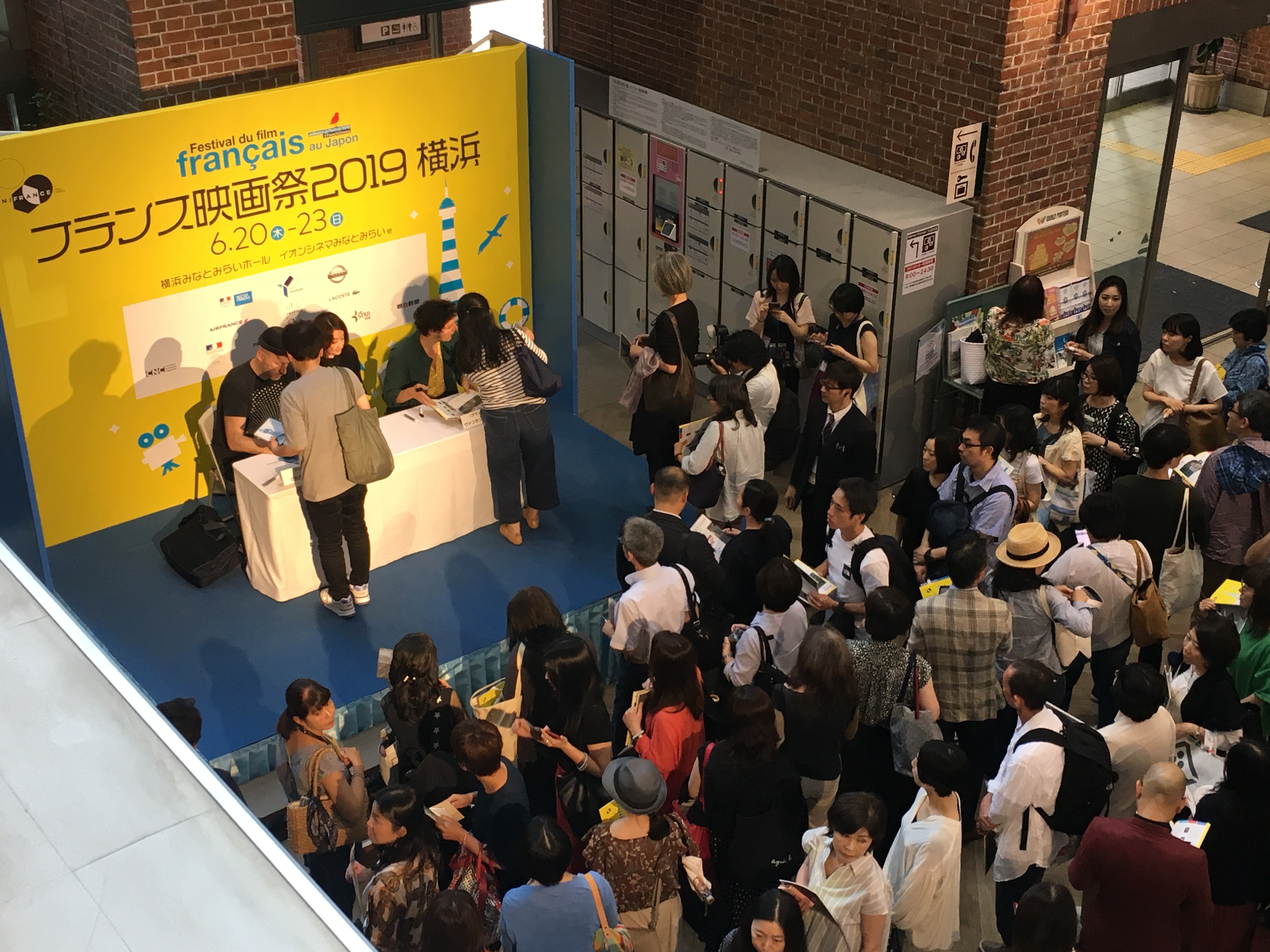 June 21: Day 2 of the Festival - Séance d'autographes pour Mikhael Hers et Vincent Lacoste June 21: Day 2 of the Festival - Séance d'autographes pour Mikhael Hers et Vincent Lacoste