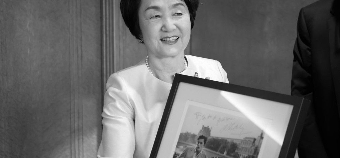 Fumiko Hayashi, mayor of Yokohama, is presented with an autographed photo of Alain Delon Fumiko Hayashi, mayor of Yokohama, is presented with an autographed photo of Alain Delon