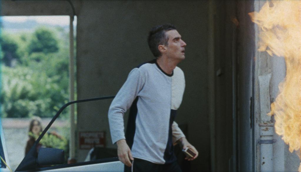 Les Grands s'allongent par terre Les Grands s'allongent par terre