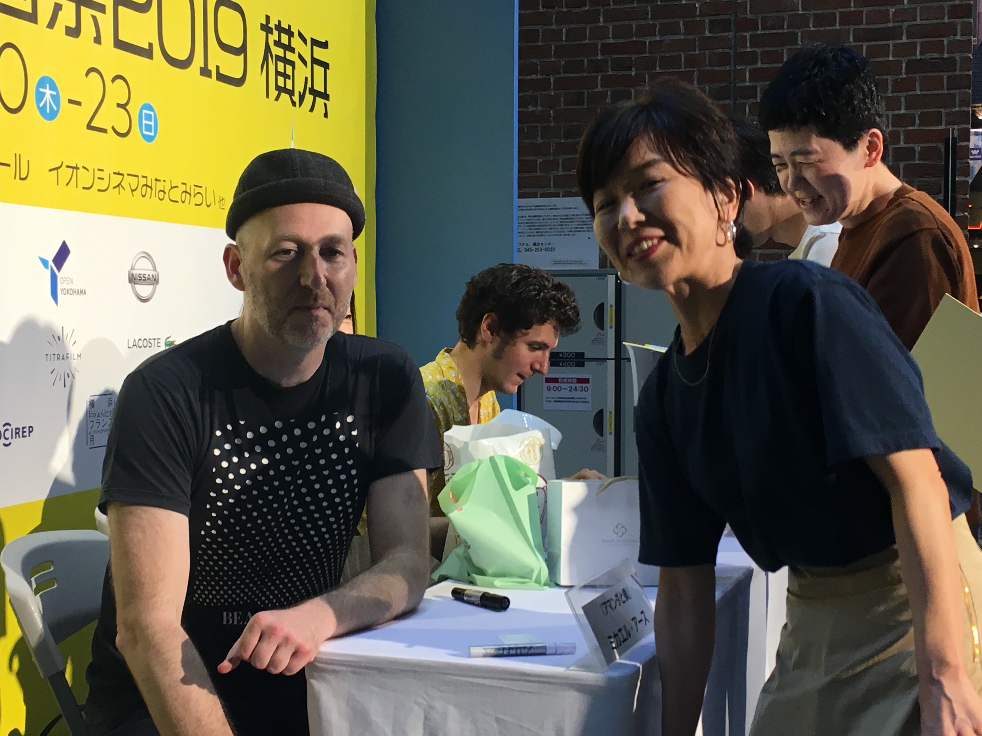 June 21: Day 2 of the Festival - Séance d'autographes (et de photos) pour Mikhael Hers et Vincent Lacoste June 21: Day 2 of the Festival - Séance d'autographes (et de photos) pour Mikhael Hers et Vincent Lacoste