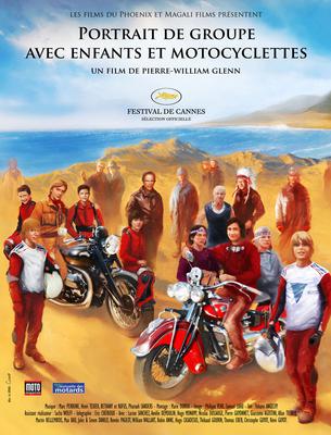 Portrait de groupe avec enfants et motocyclettes Portrait de groupe avec enfants et motocyclettes