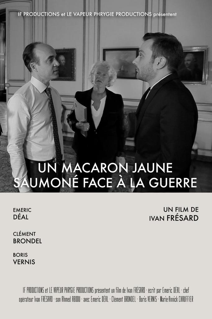 Un macaron jaune saumoné face à la guerre Un macaron jaune saumoné face à la guerre