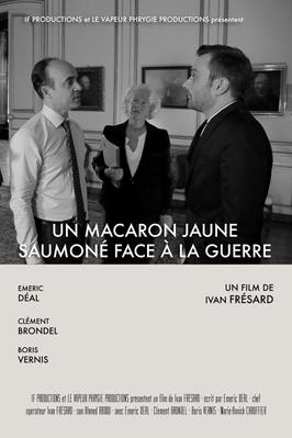Un macaron jaune saumoné face à la guerre Un macaron jaune saumoné face à la guerre