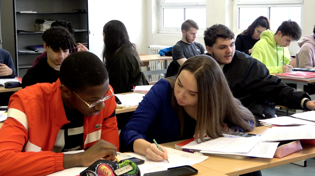  Le Monde est &agrave; eux