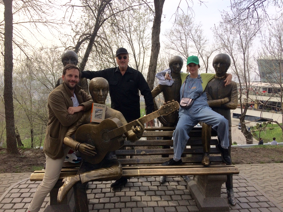 Portfolio : 9e édition du Cinéma Français Aujourd'hui au Kazakhstan - Sur le Beatles Bench, première sculpture à rendre hommage aux Fab Four - © UniFrance Portfolio : 9e édition du Cinéma Français Aujourd'hui au Kazakhstan - Sur le Beatles Bench, première sculpture à rendre hommage aux Fab Four - © UniFrance