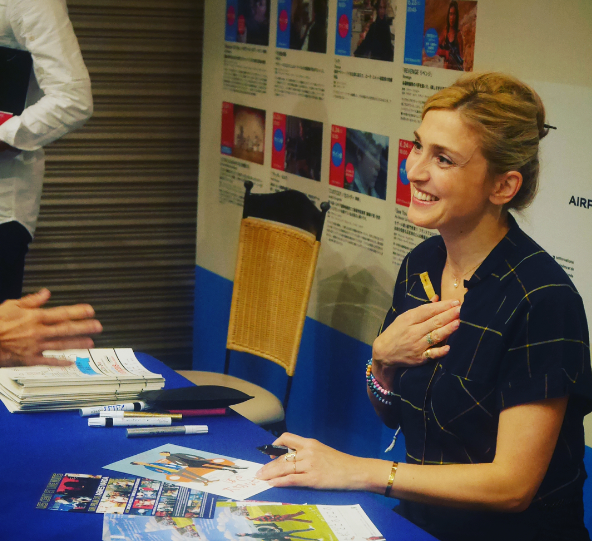 June 22: Day 2 of the Festival - Julie Gayet en dédicace June 22: Day 2 of the Festival - Julie Gayet en dédicace