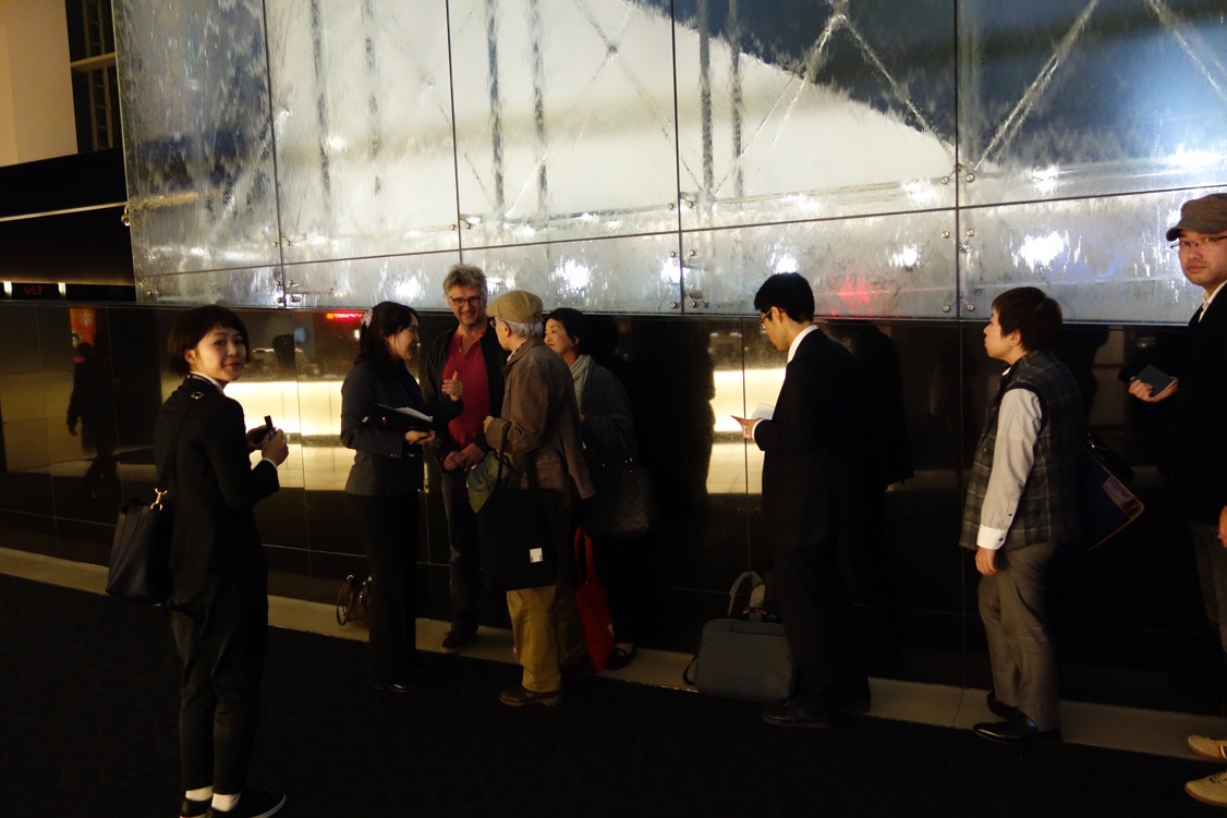 Les spectateurs japonais et le cinéma français au Festival de Tokyo - Dans le lobby du cinéma, les spectateurs vont à la rencontre de Michel Leclerc Les spectateurs japonais et le cinéma français au Festival de Tokyo - Dans le lobby du cinéma, les spectateurs vont à la rencontre de Michel Leclerc