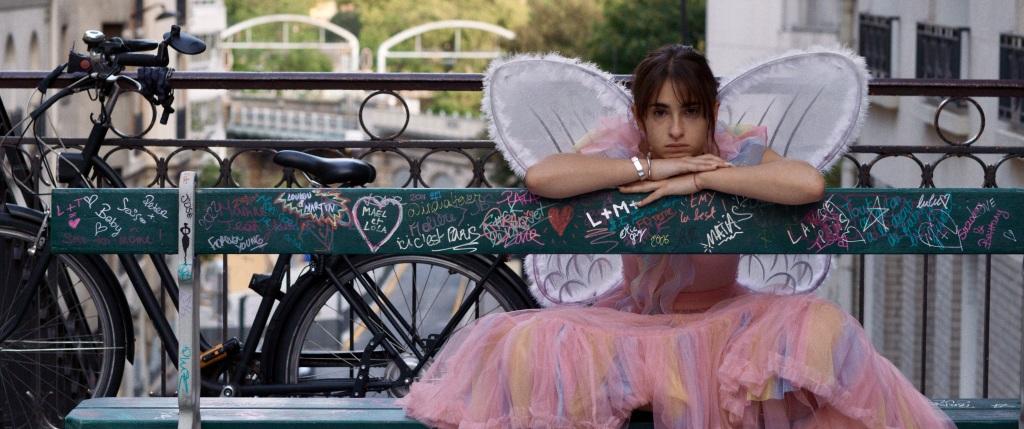 Tha&iuml;s Alessandrin - &copy; 2026 CURIOSA FILMS &ndash; LOVE IS IN THE AIR - APOLLO FILMS DISTRIBUTION - FRANCE 2 CINÉMA - M6 FILMS