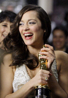 2008 under the sign of the Ch'tis - Marion Cotillard et son oscar - © Ap/ Chris Carlson 2008 under the sign of the Ch'tis - Marion Cotillard et son oscar - © Ap/ Chris Carlson