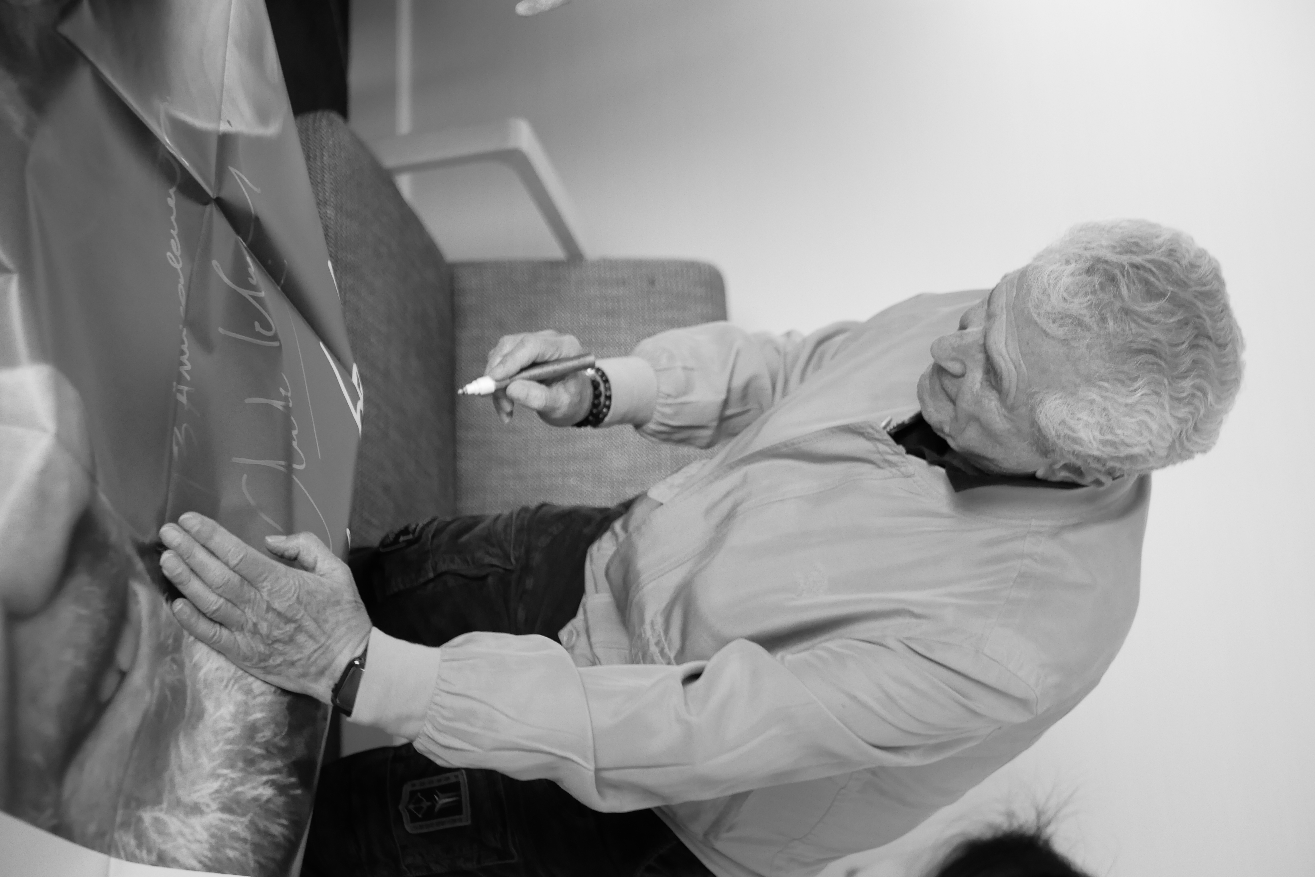 June 21: Day 2 of the Festival - Claude Lelouch signe des affiches des Plus Belles Années d'une vie June 21: Day 2 of the Festival - Claude Lelouch signe des affiches des Plus Belles Années d'une vie