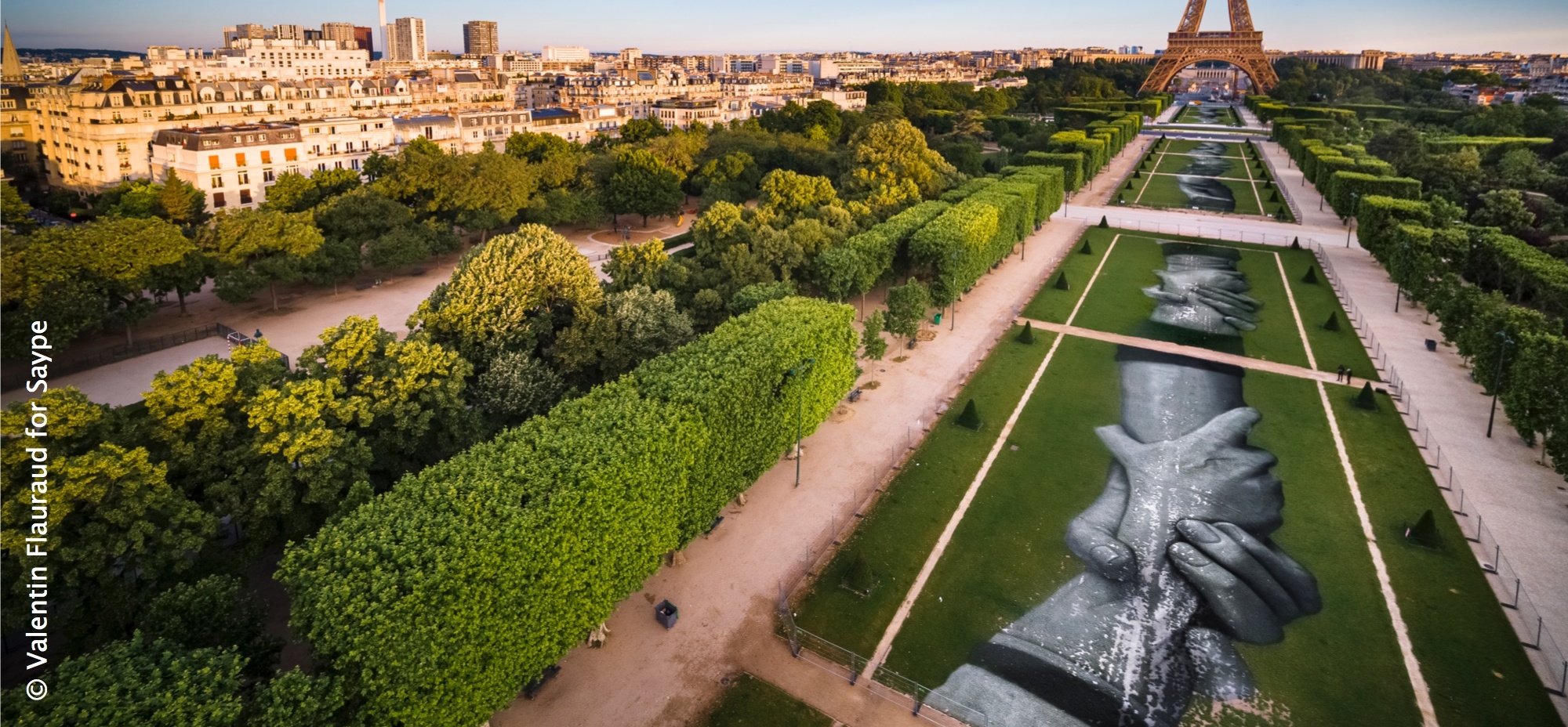 'Les mains de Saype', un documentaire sur un artiste dont les œuvres rayonnent au-delà des frontières - © Valentin Flauraud for Saype 'Les mains de Saype', un documentaire sur un artiste dont les œuvres rayonnent au-delà des frontières - © Valentin Flauraud for Saype
