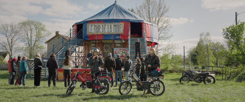 Crossig the Wall Crossig the Wall