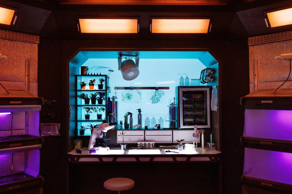 Le Grand Déplacement - © Mika Cotellon - 2024 Gaumont - Douze Doigts Productions - France 2 Cinéma - Le Grand Déplacement - © Mika Cotellon - 2024 Gaumont - Douze Doigts Productions - France 2 Cinéma -