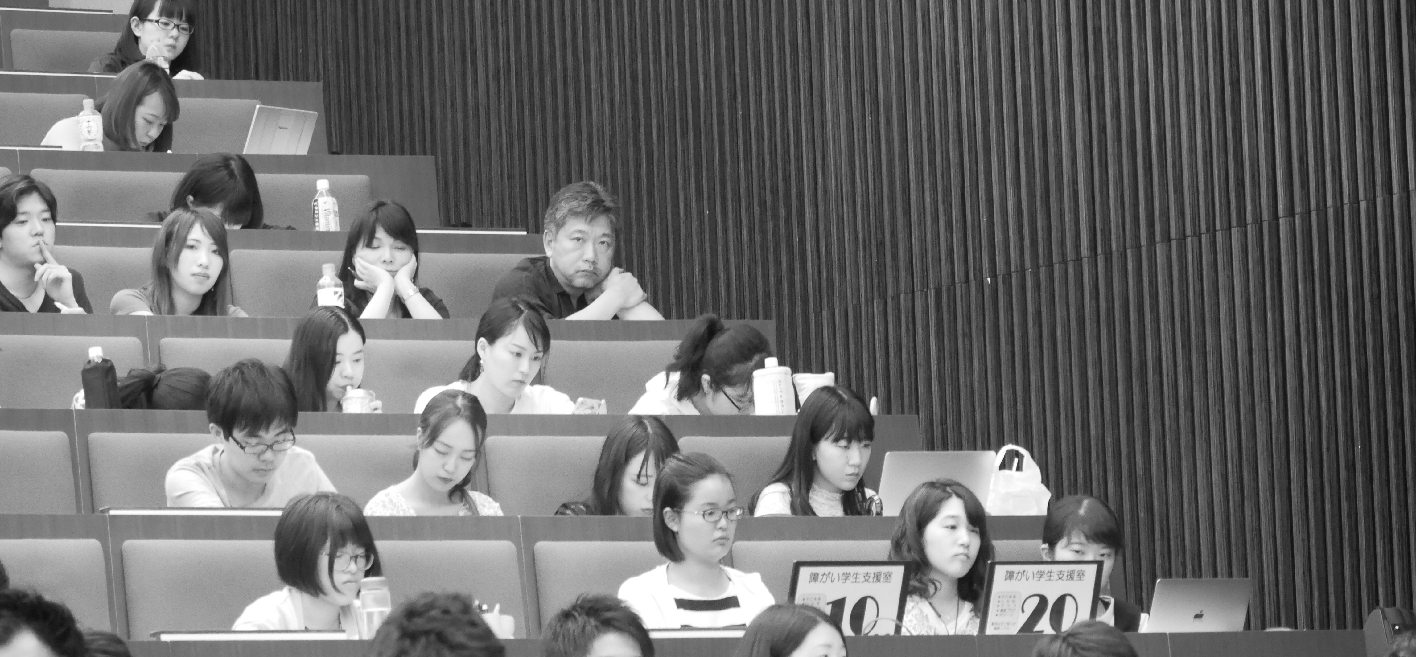 Hirokazu Kore-eda, entre los estudiantes que han venido a presenciar la clase magistral de Claude Lelouch Hirokazu Kore-eda, entre los estudiantes que han venido a presenciar la clase magistral de Claude Lelouch