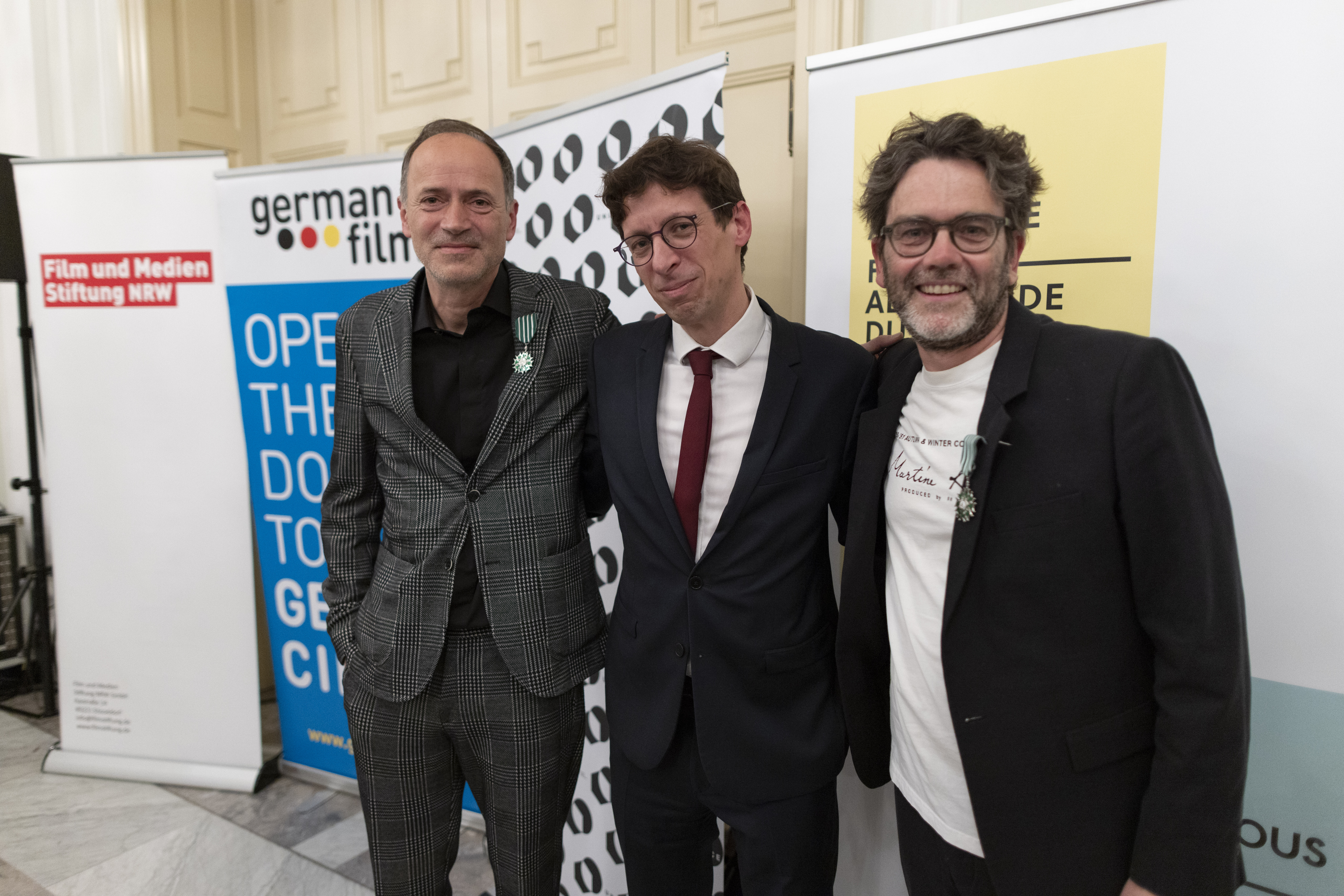 Report on the 19th Franco-German Film Meetings - Gerhard Meixner et Roman Paul (Razor Films) entourent Cyril Blondel (Institut Français Allemagne) qui leur a remis l’Ordre des Arts et des Lettres. - © Ralph Sondermann Report on the 19th Franco-German Film Meetings - Gerhard Meixner et Roman Paul (Razor Films) entourent Cyril Blondel (Institut Français Allemagne) qui leur a remis l’Ordre des Arts et des Lettres. - © Ralph Sondermann