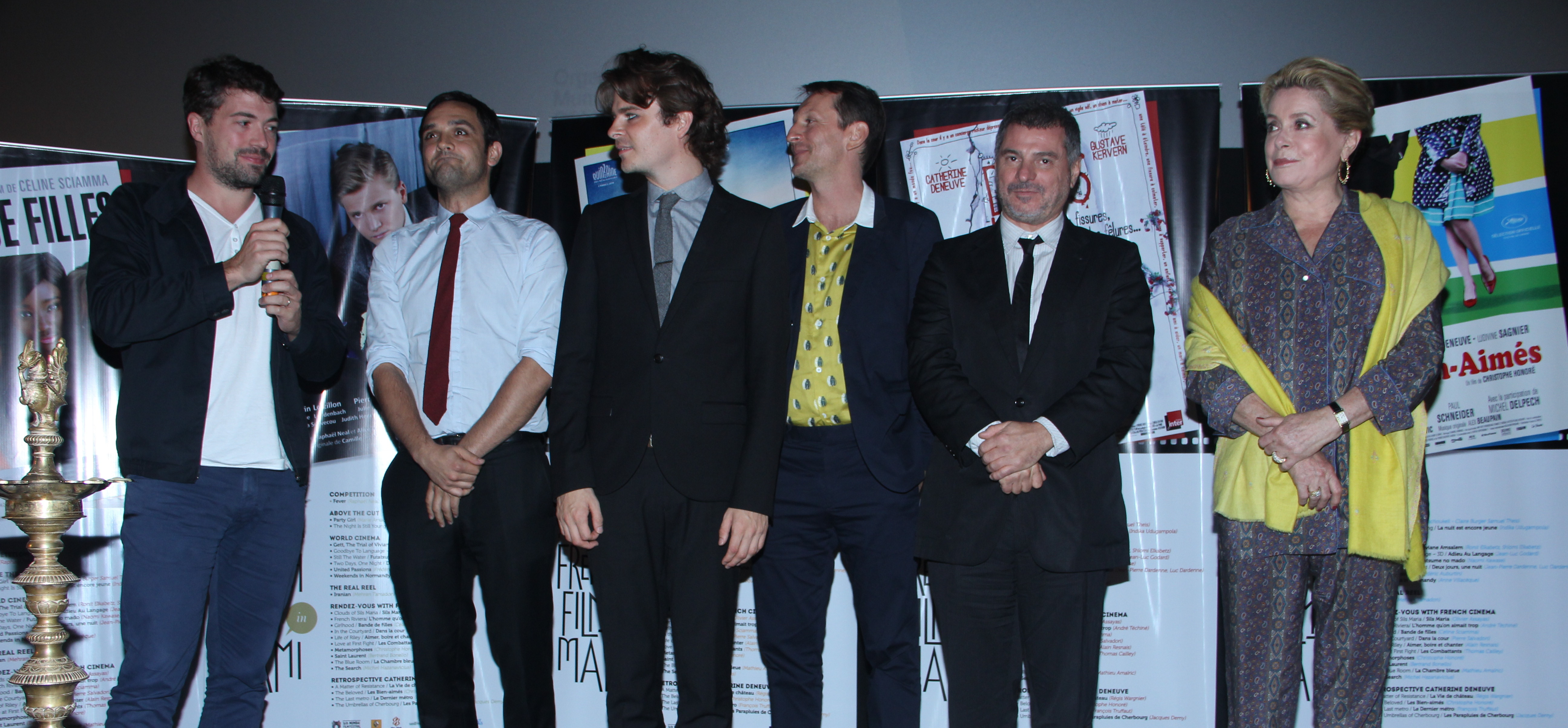 20 000 spectateurs pour le cinéma français au Festival de Mumbai - Sur la photo, de gauche à droite : Thomas Cailley, Jean-Philippe Rouxel, Raphaël Neal, Philippe Martin, Pierre Salvadori & Catherine Deneuve, le 16 octobre pour l'ouverture du - © Sur la photo, de gauche à droite : Thomas Cailley, Jean-Philippe Rouxel, Raphaël Neal, Philippe Martin, Pierre Salvadori & Catherine Deneuve, le 16 octobre pour l'ouverture du "Rendez-Vous with French Cinema". 20 000 spectateurs pour le cinéma français au Festival de Mumbai - Sur la photo, de gauche à droite : Thomas Cailley, Jean-Philippe Rouxel, Raphaël Neal, Philippe Martin, Pierre Salvadori & Catherine Deneuve, le 16 octobre pour l'ouverture du - © Sur la photo, de gauche à droite : Thomas Cailley, Jean-Philippe Rouxel, Raphaël Neal, Philippe Martin, Pierre Salvadori & Catherine Deneuve, le 16 octobre pour l'ouverture du "Rendez-Vous with French Cinema".