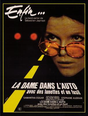 La Dame dans l'auto avec des lunettes et un fusil La Dame dans l'auto avec des lunettes et un fusil